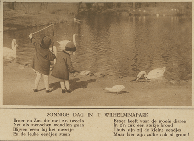 870456 Afbeelding van twee kleuters bij de vijver in het Wilhelminapark te Utrecht, met enkele eenden en zwanen. Met ...